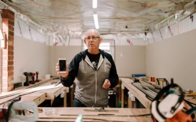 Artisan au téléphone dans son atelier — accueil téléphonique