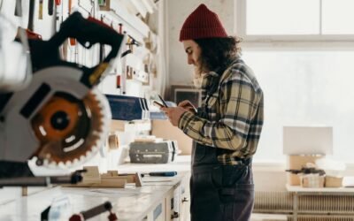 Téléphone posé sur un établi d'atelier — message de répondeur professionnel