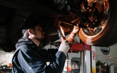Mécanicien sous un véhicule en atelier — choisir un logiciel pour garage automobile